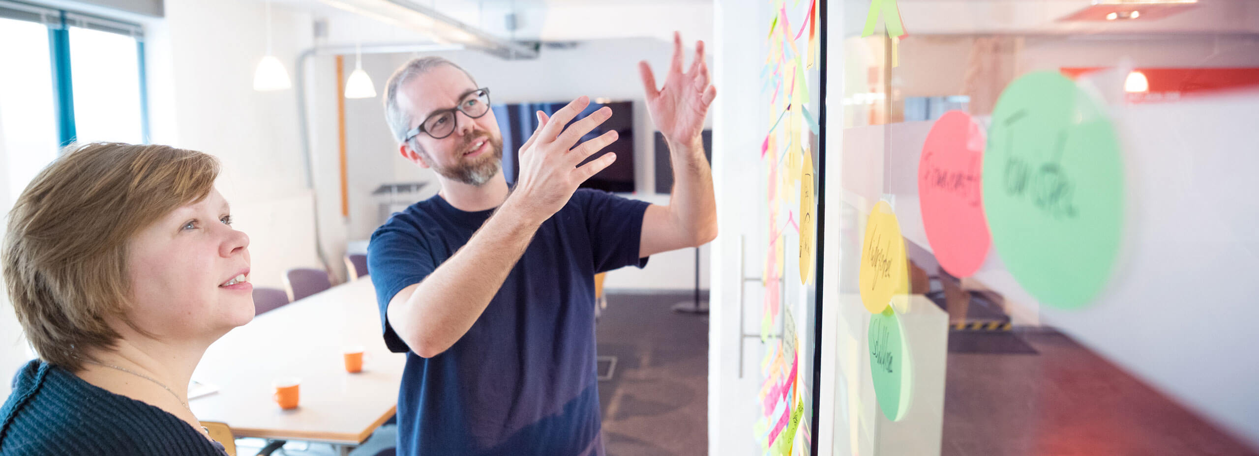 AKT gemeinsames Design-Brainstorming an der Pinnwand